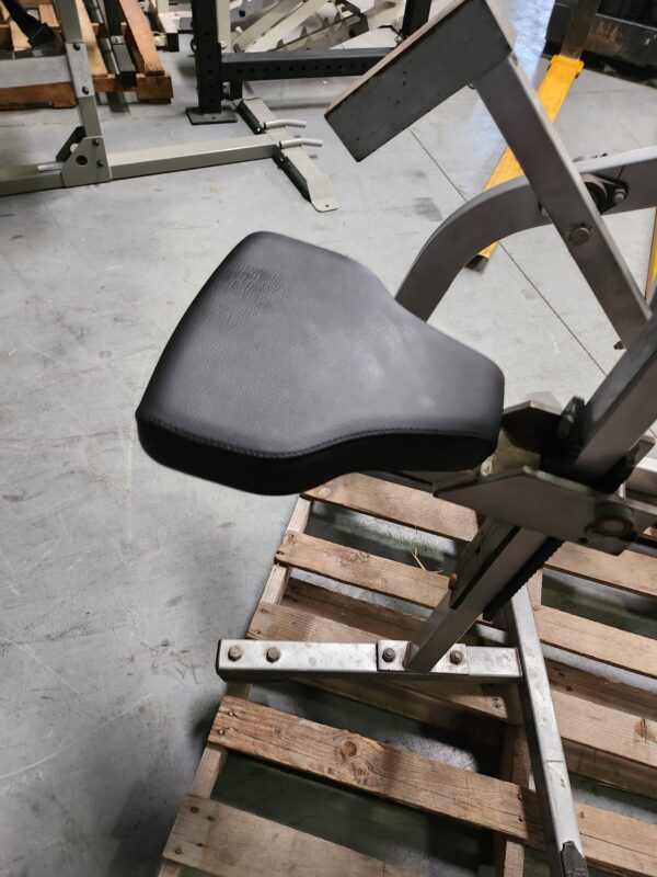 Hammer Strength Plate-Loaded Seated Biceps - Image 4