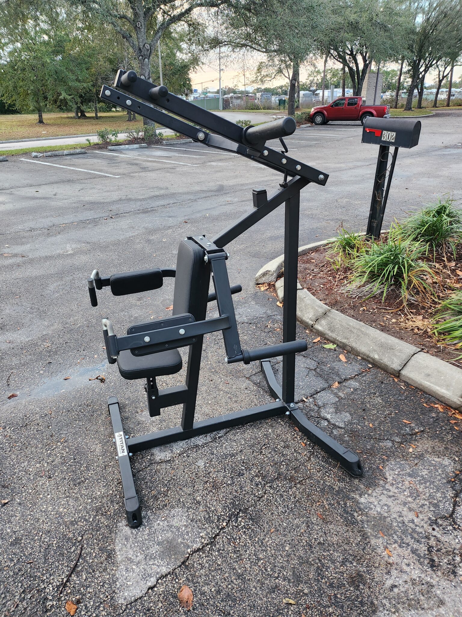 Titan Fitness Plate Loaded Deltoid & Shoulder Press Machine - Image 2