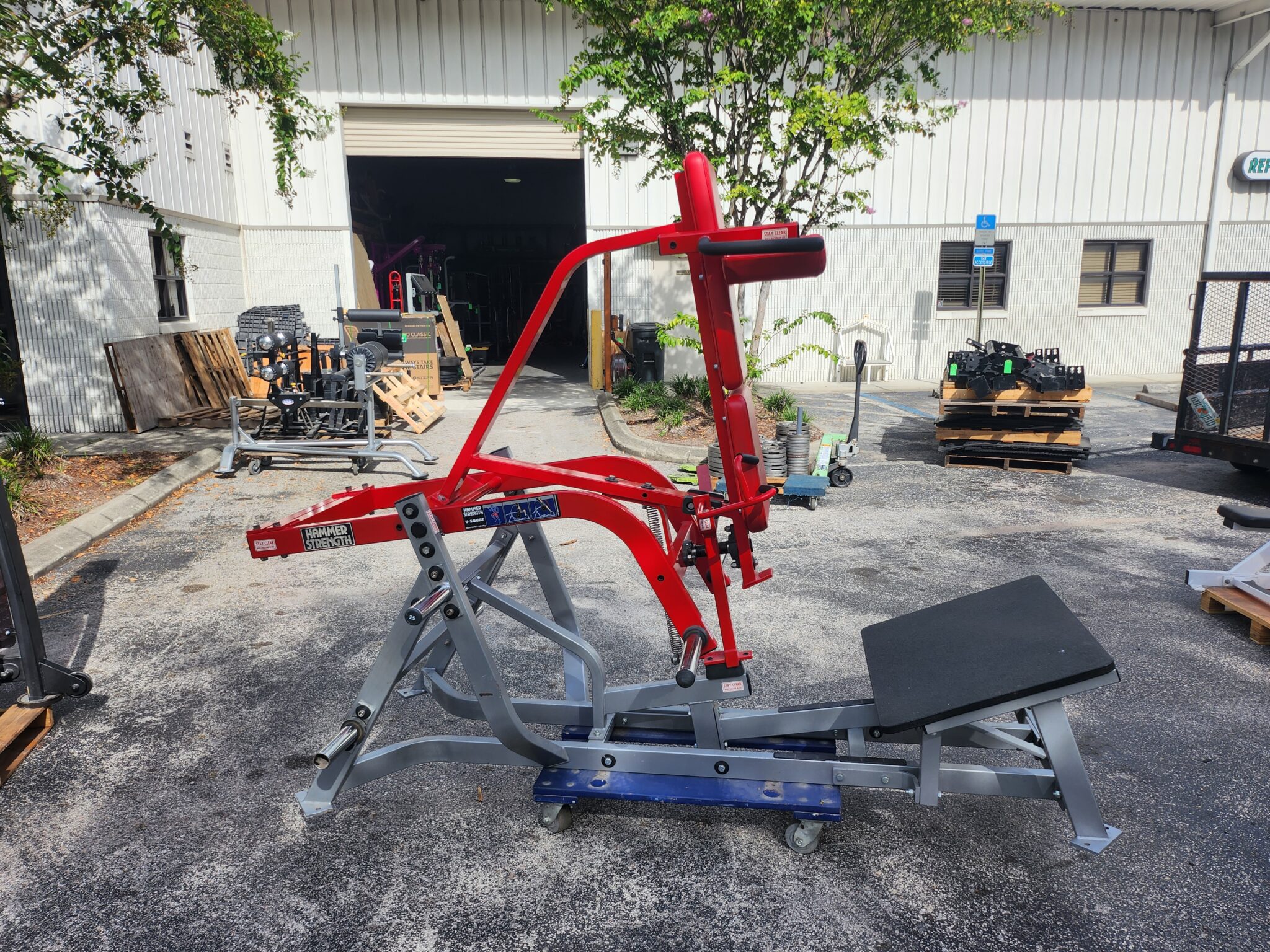 Hammer Strength Plate-Loaded V-Squat - Image 2