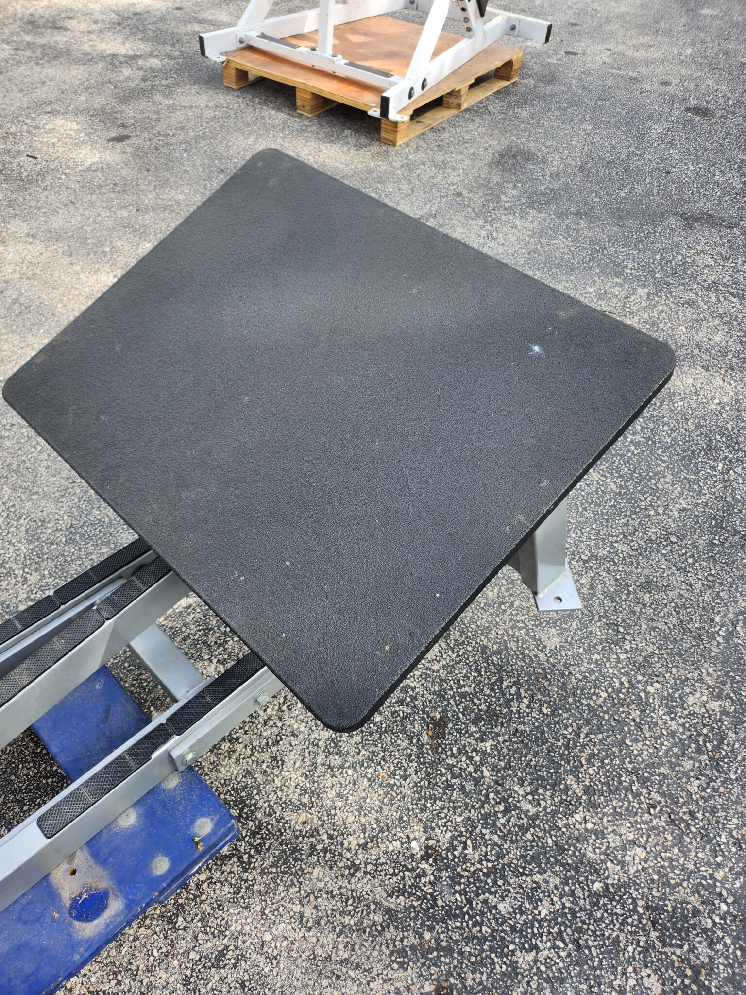 Hammer Strength Plate-Loaded V-Squat - Image 4