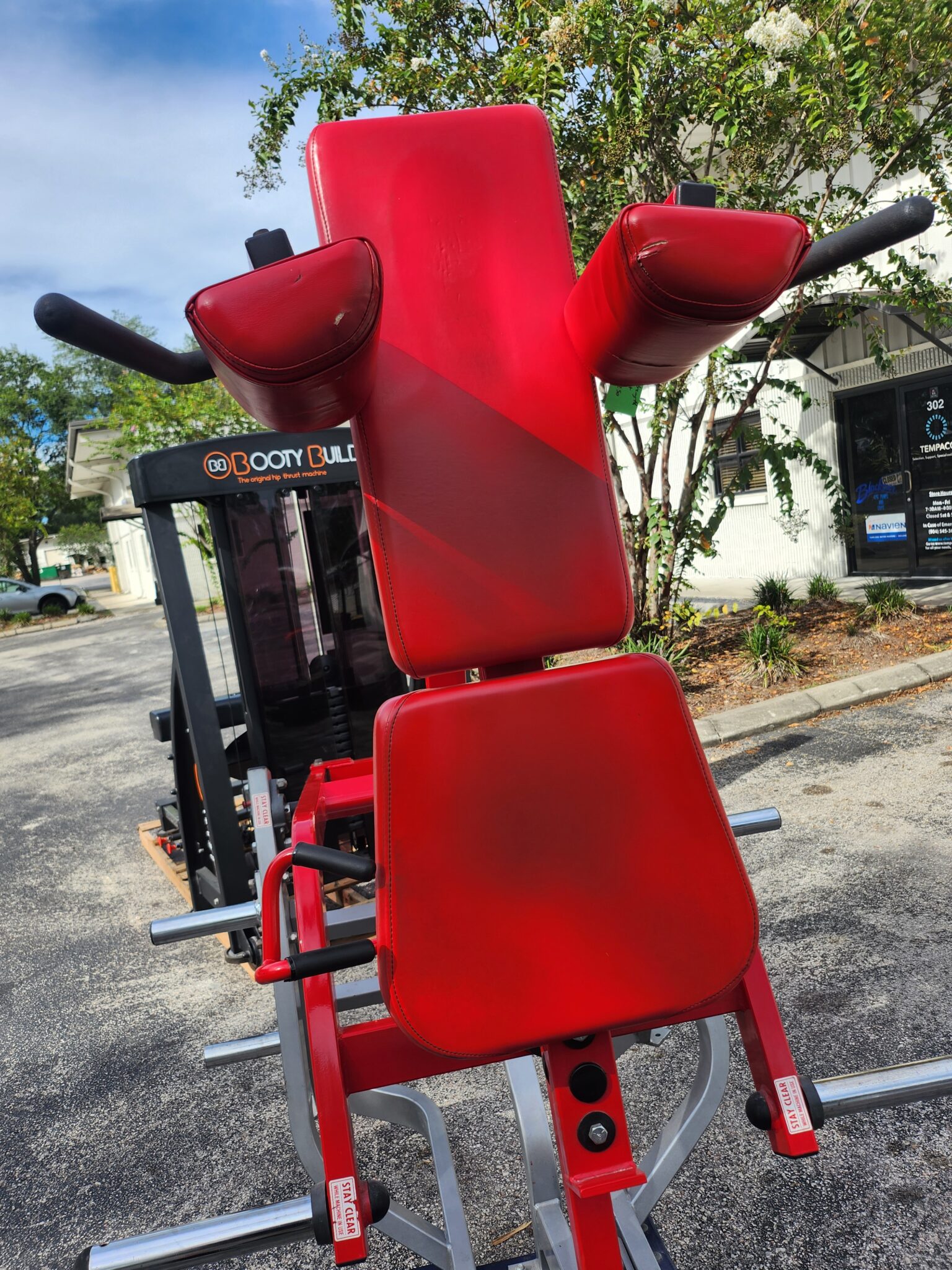Hammer Strength Plate-Loaded V-Squat - Image 5
